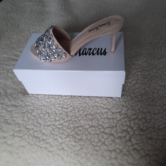 NIB Neiman Marcus Crystal sandals 8 - Picture 3 of 6